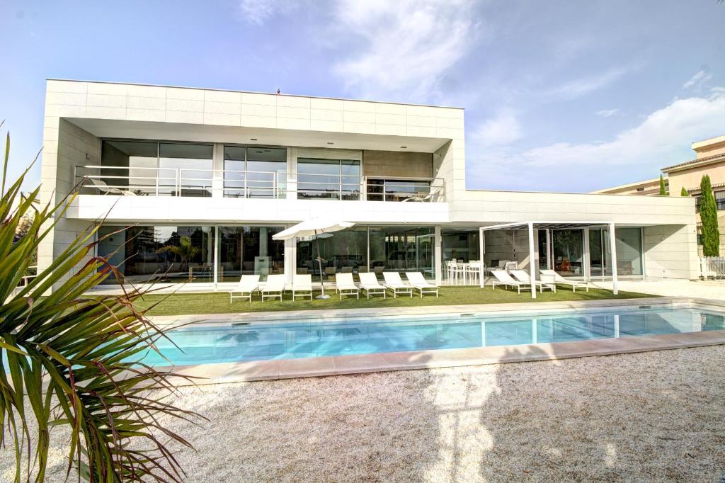 アリカンテにあるBeach & Golf Luxury Villa Alicanteの目の前にスイミングプールがある家