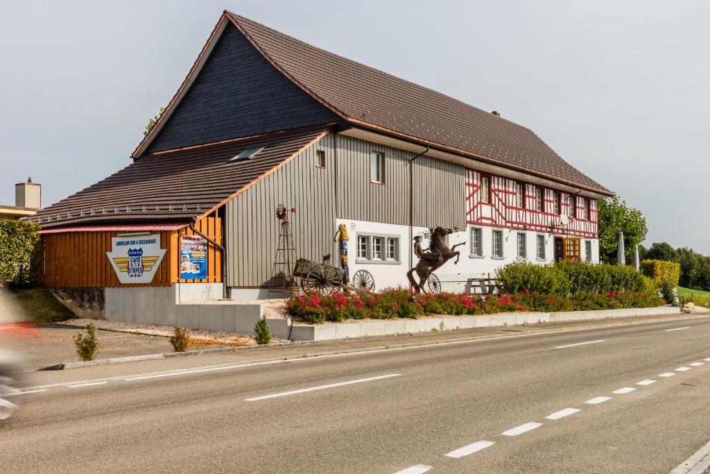 ein Gebäude an der Seite einer Straße neben einer Straße in der Unterkunft Motel Steighof in Brütten