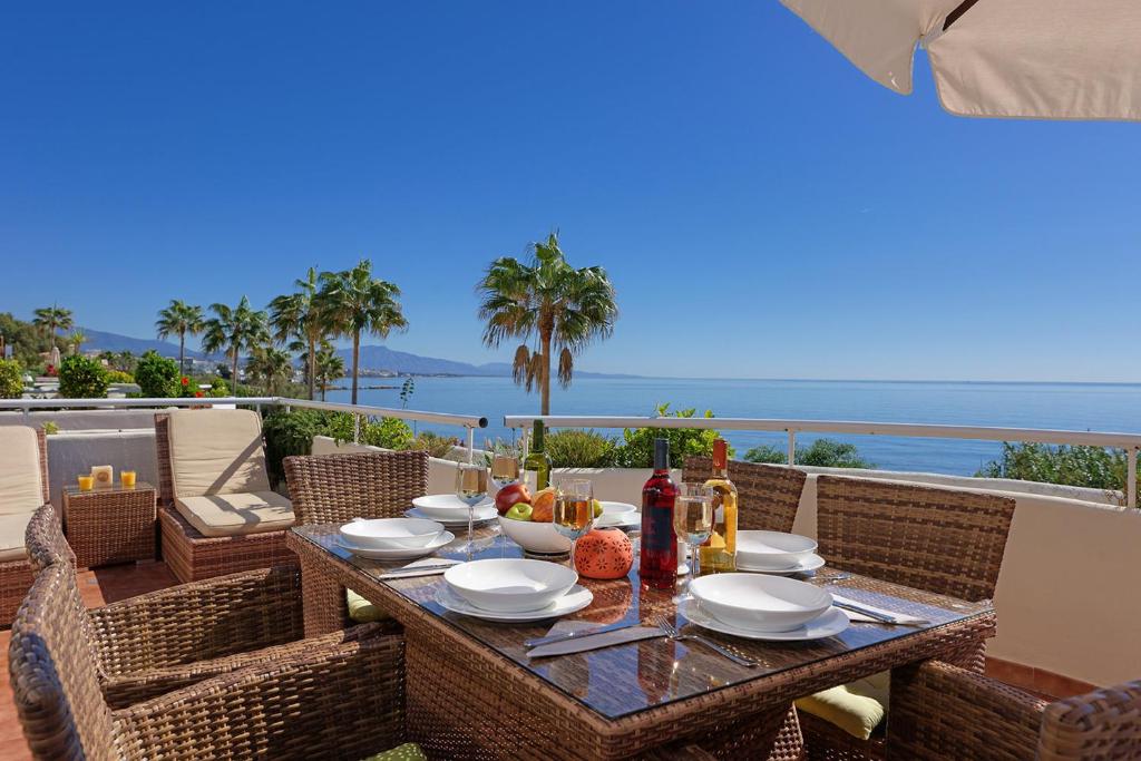 エステポナにあるSinfonia del Mar C5の海を望むバルコニーにテーブルと食器