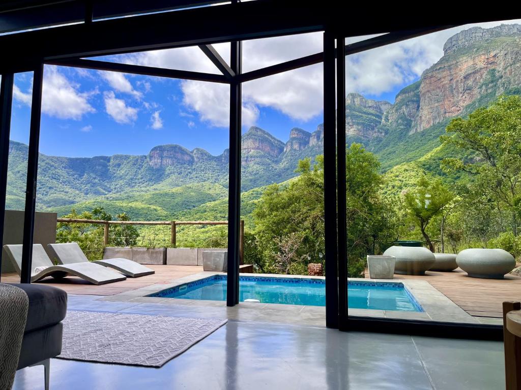a house with a view of the mountains at Marepe Mountain View - Private villa with pool and unrivalled views in Kampersrus AH
