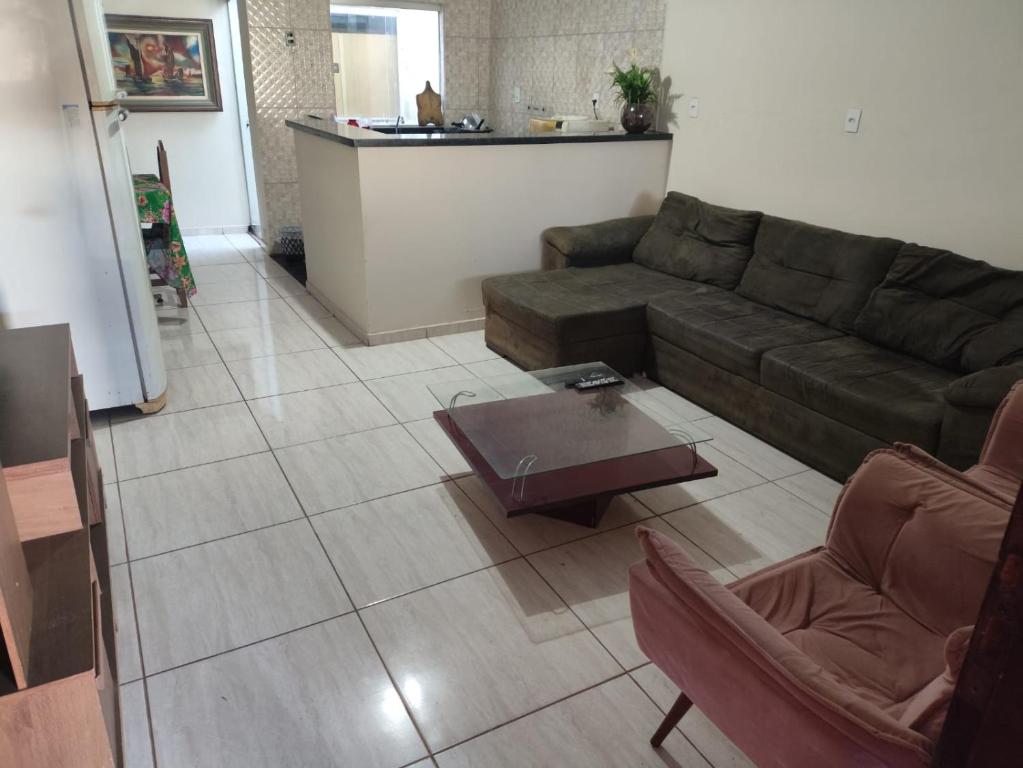 a living room with a couch and a coffee table at Morada ind in Araguari
