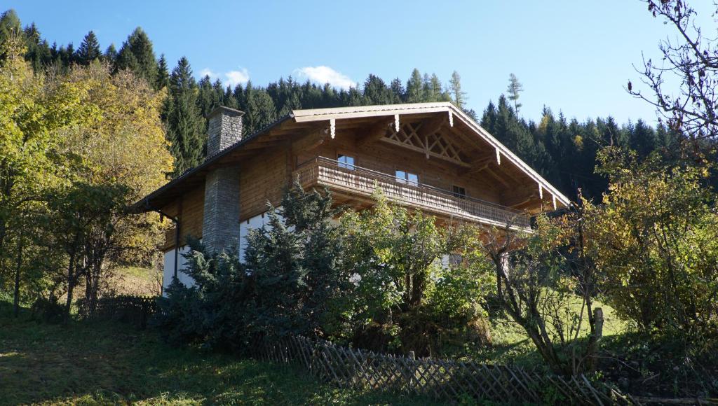 eine Blockhütte auf einem Hügel mit Bäumen in der Unterkunft Chalet Alsegg in Bad Gastein