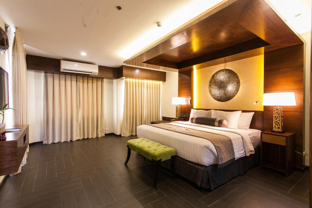 Uma cama ou camas num quarto em Cebu White Sands Resort and Spa