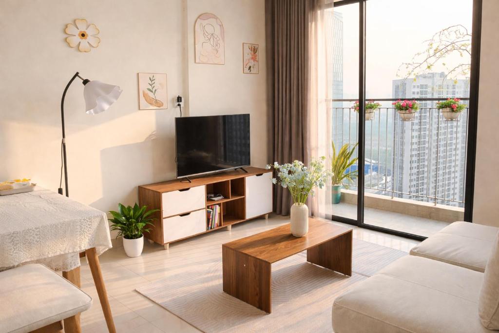 a living room with a flat screen tv and a couch at SHome, căn hộ 55m2,2 phòng ngủ, Oceanpark 1 in Gia Lâm Pho