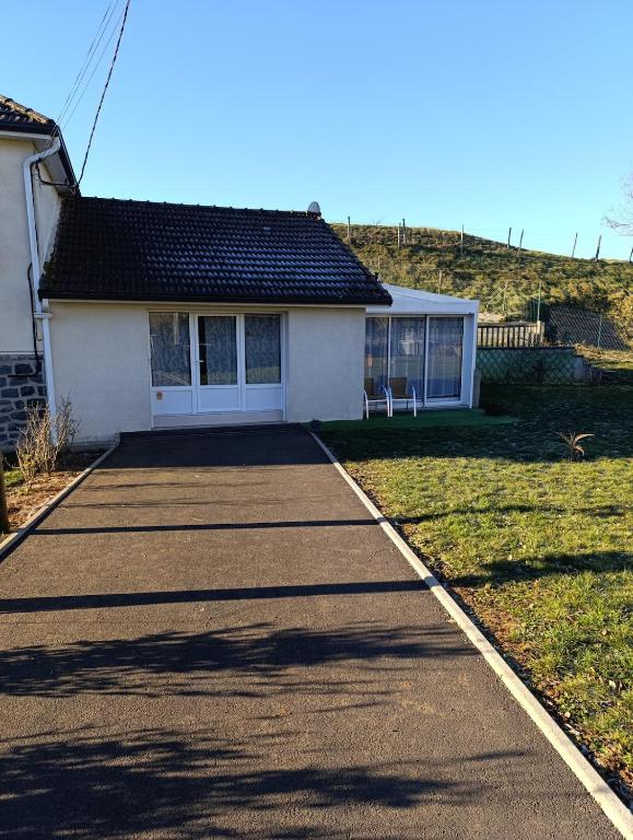 a house with a driveway in front of it at La maisonnette des Fontilles in Mauriac