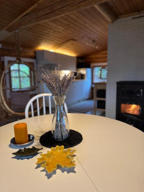 a table with a vase of flowers and stars on it at Viihtyisä hirsimökki Venturissa in Siurlahti