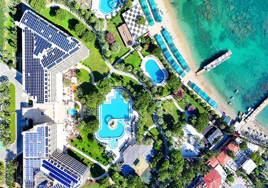 an overhead view of a resort with a pool and the ocean at Özkaymak Incekum Resort - Ultra All Inclusive in Avsallar