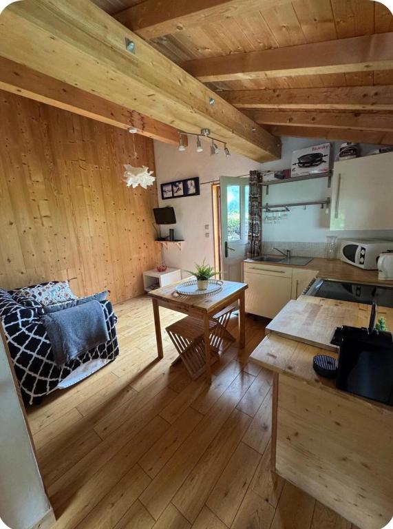 Cuina o zona de cuina de petit chalet