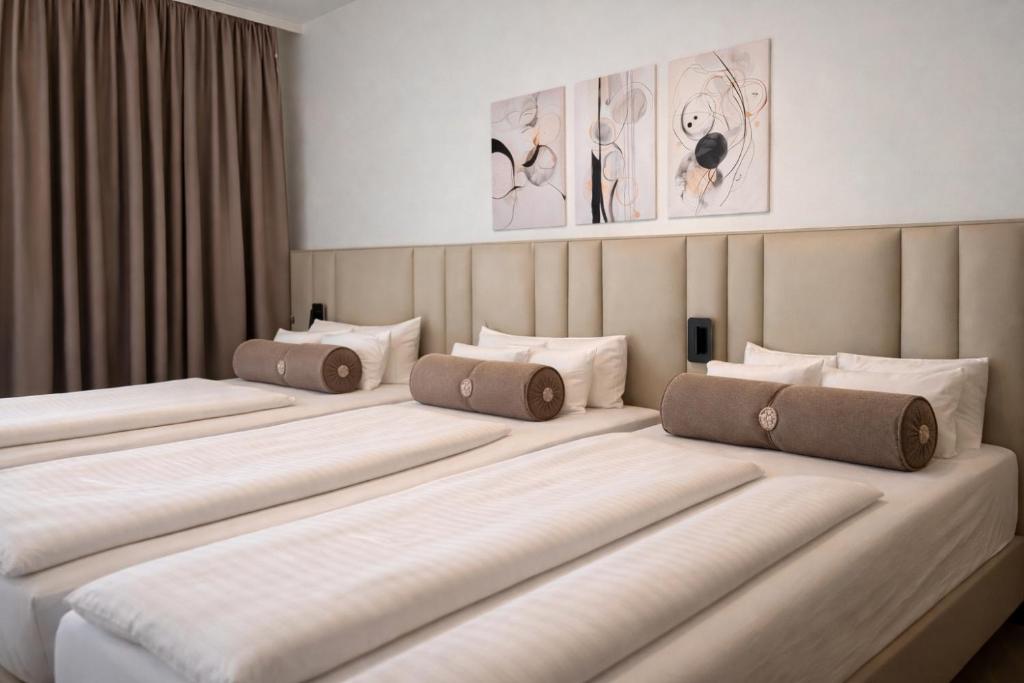 เตียงในห้องที่ Bayer's Boardinghouse und Hotel