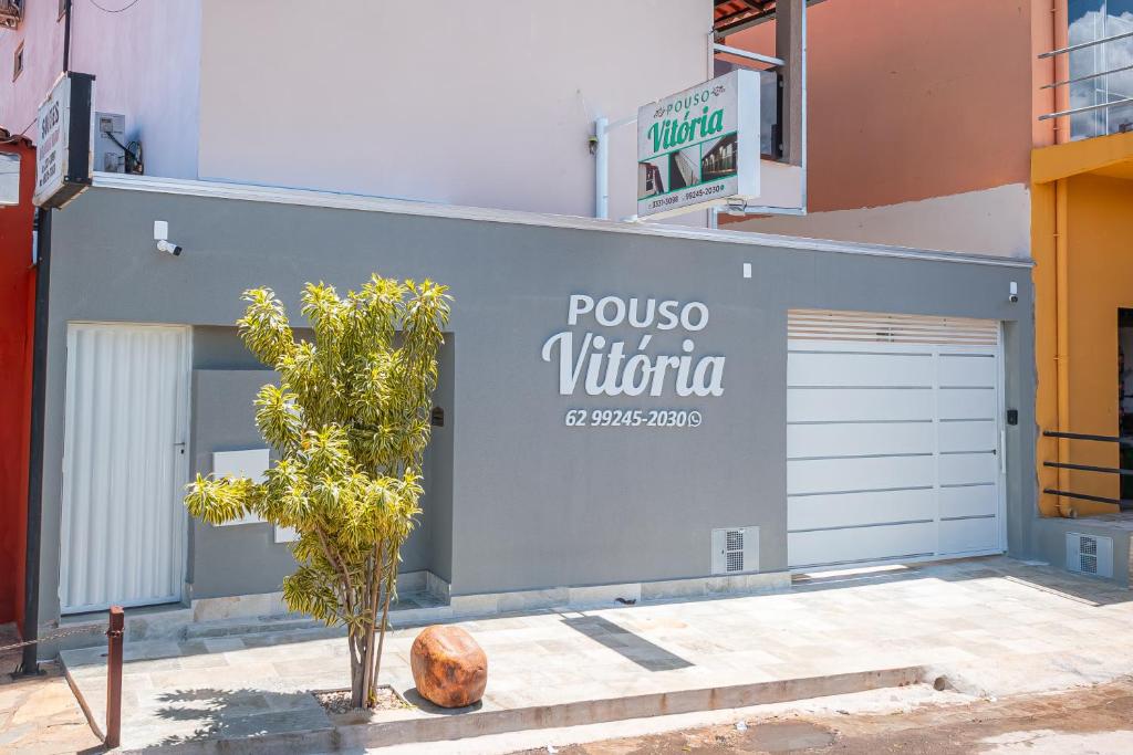 a building with a sign on the side of it at Pousada Pouso Vitoria in Pirenópolis