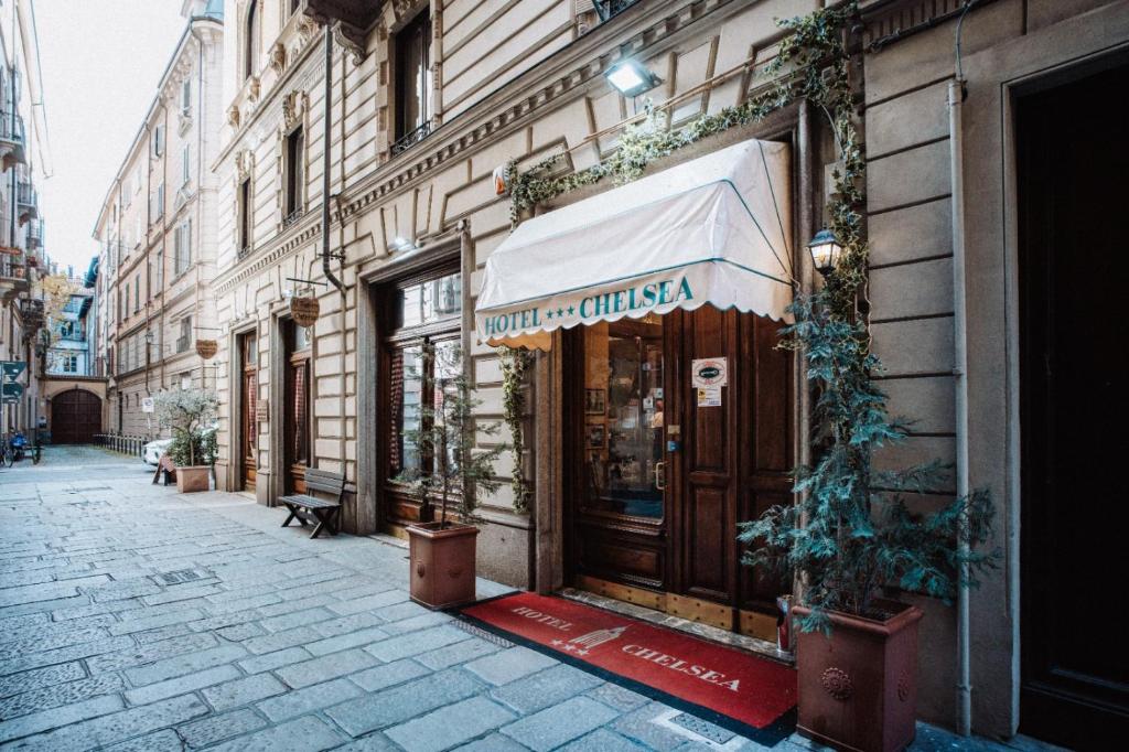 ein Laden mit Markise in einer Stadtstraße in der Unterkunft Hotel Chelsea in Turin
