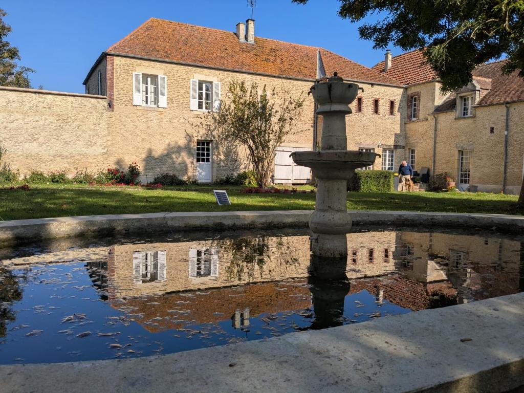 a water fountain in front of a building at Gîte de Navarre in Billy
