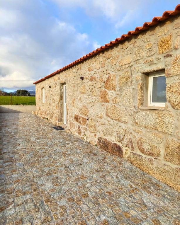 a stone building with a window on the side at Casa do Pastor - Vale de Alfaia in Sobral do Campo