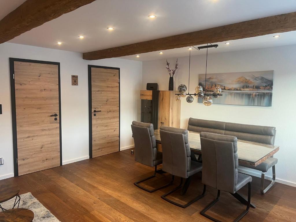 a dining room with a table and chairs at Fichtelrooms in Fichtelberg