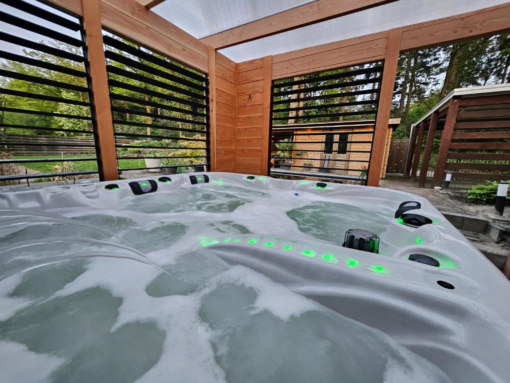 eine große Badewanne in einem schneebedeckten Raum in der Unterkunft Artz of Nature in Emmen