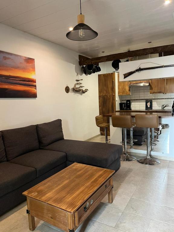 a living room with a couch and a table at Location 6 personnes patrimonio in Patrimonio