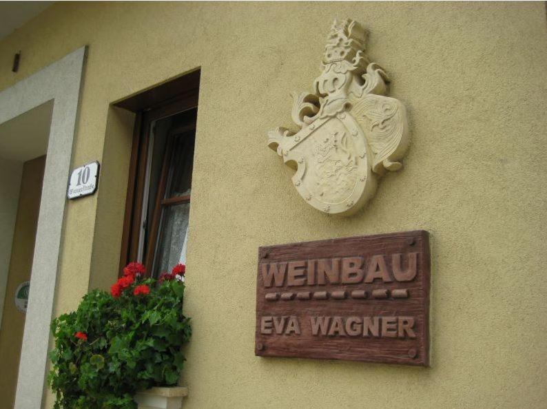 Fas&#x101;de vai ieeja naktsm&#x12B;tn&#x113; Weinhaus Eva-Maria Wagner