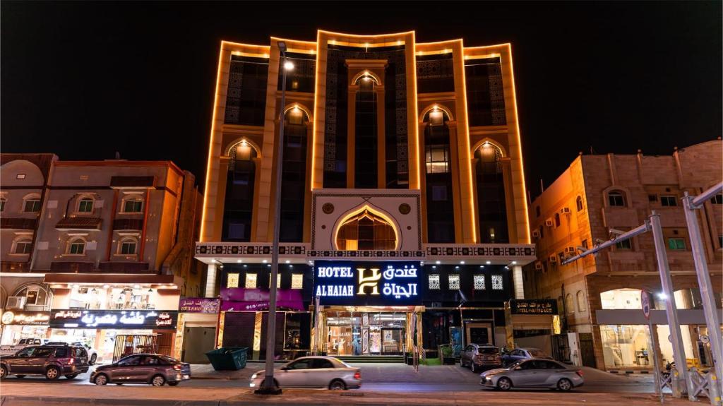 a large building with cars parked in front of it at الحياة للشقق الفندقية in Jeddah