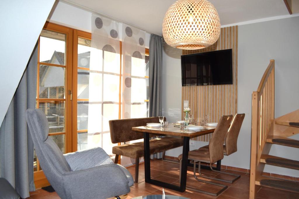 a dining room with a table and chairs at Frieda in Zingst