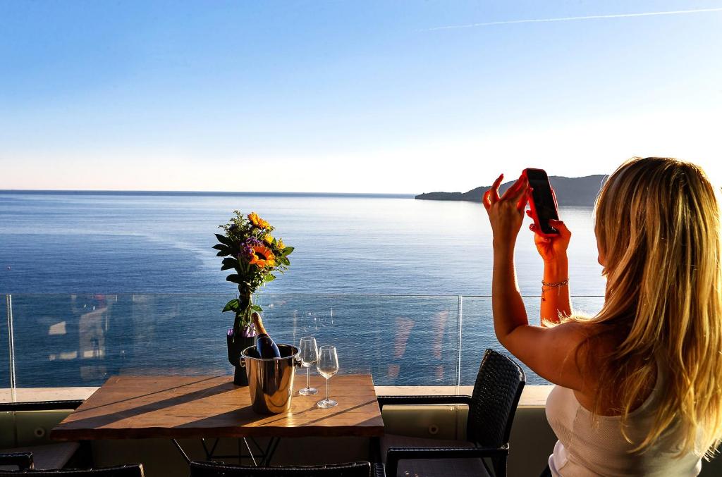 Royalis Suites Rafailovici - Beachfront Sea View Apartments