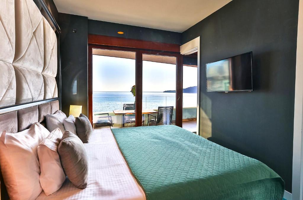 Royalis Suites Rafailovici - Beachfront Sea View Apartments - 3