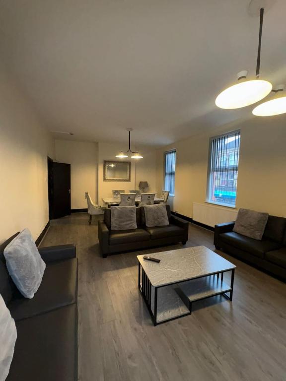 a living room with couches and a coffee table at Smithdown Hideaways in Liverpool