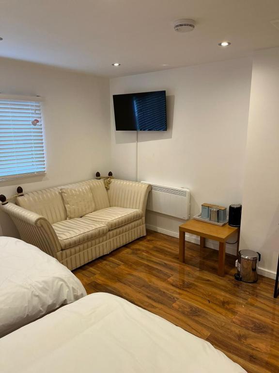 Large Twin Room in Chobham
