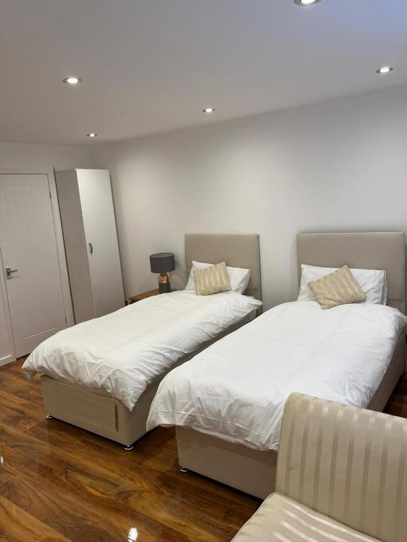 Large Twin Room in Chobham - 一卧室公寓