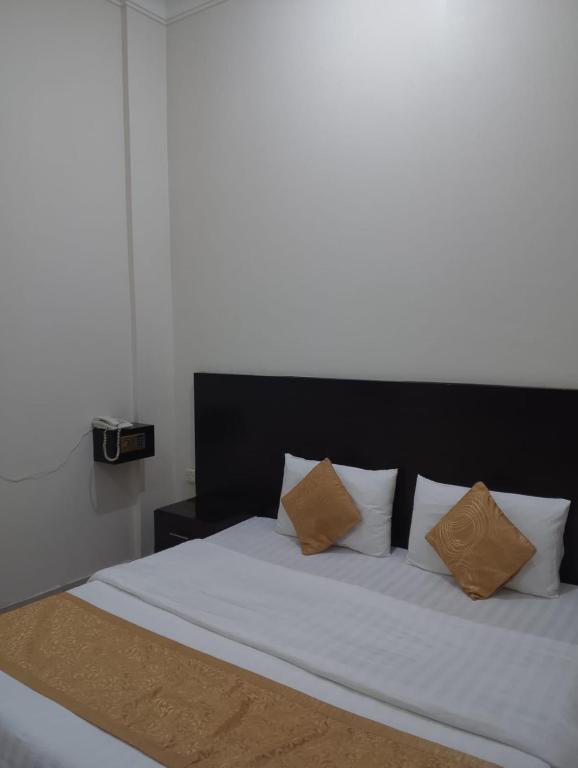 a bedroom with a large white bed with two pillows at درر مسك للشقق المخدومة in Hail