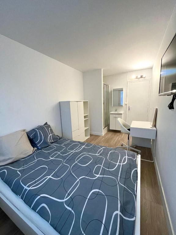 Llit o llits en una habitació de Colocation Evry courcouronnes