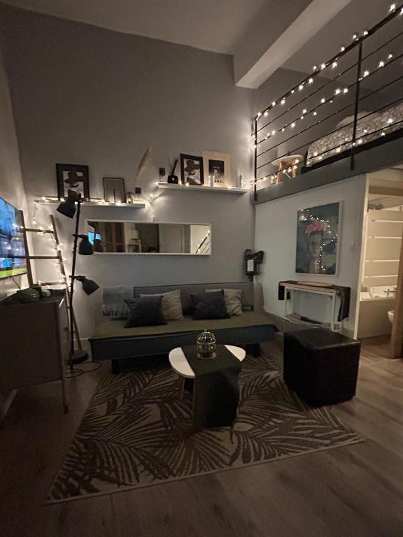Un televizor și/sau centru de divertisment la Charming cozy studio