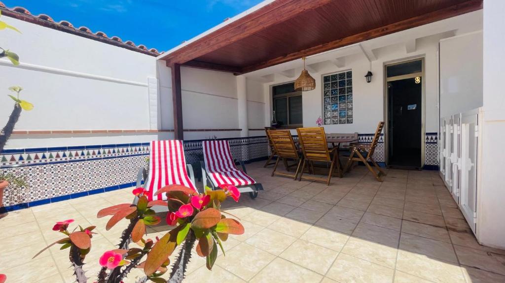 a patio with two chairs and a table on a balcony at Casa Sony El Cotillo in El Cotillo