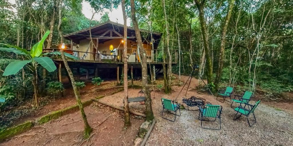 a tree house in the middle of the forest at Casa do Cipó - Espaço Rio da Lua - São Jorge GO in Sao Jorge