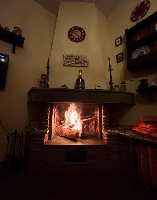 a fireplace in a living room with a fire in it at A casa di Mariarosaria in Pozzovetere