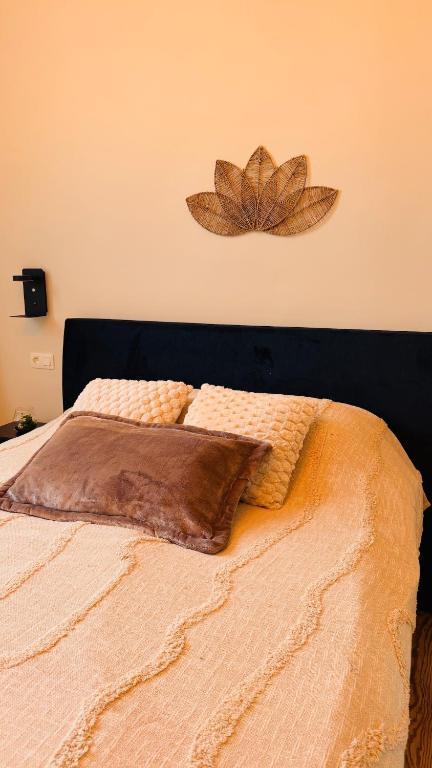 a bedroom with a bed with a flower on the wall at Appartement Premium à Liège in Liège