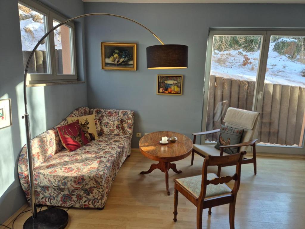 a living room with a couch and a table at Ferienwohnung mit Stil in Georgenthal