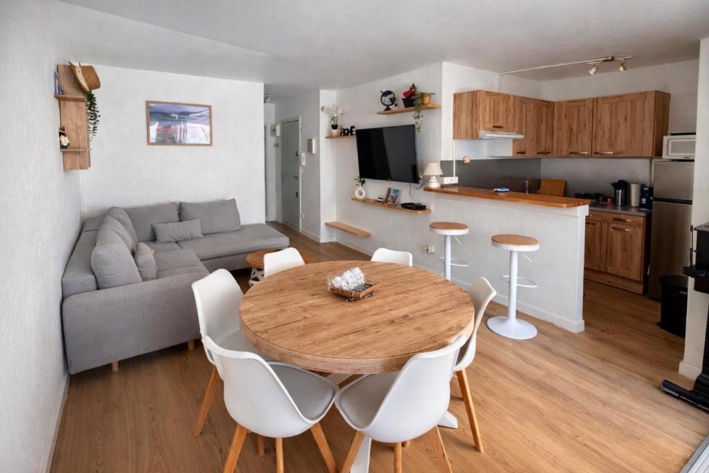 Climatisé et Spacieux avec Terrasse, Centre Port et Proche Mer - 6 Personnes