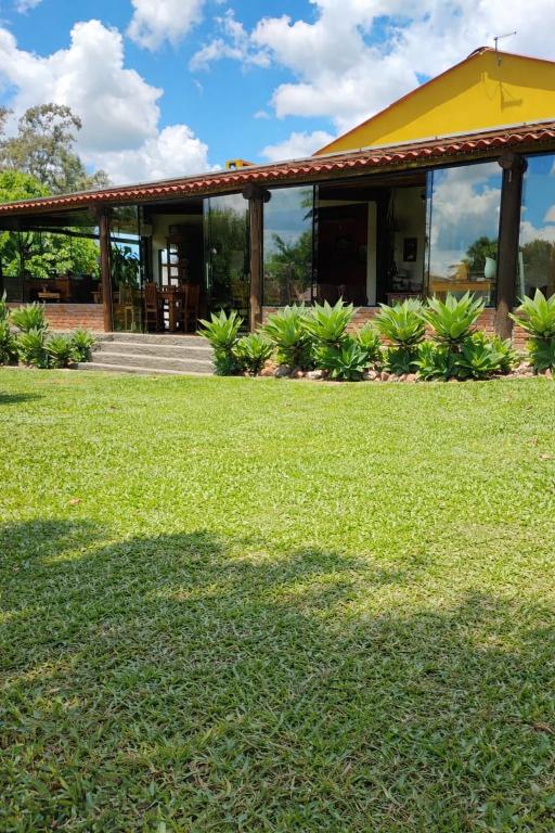 a house with a lawn in front of it at Chácara Alci Guedes in São Gabriel