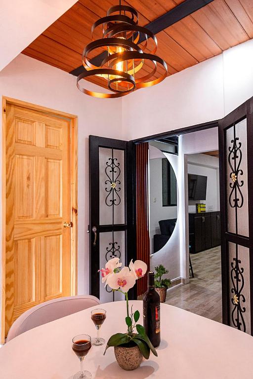 a dining room with a table and a chandelier at Apartamento clásico Riosucio in Ruiosucio