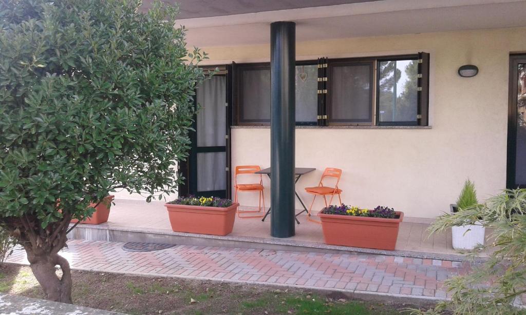 una casa con due sedie e un tavolo con fiori di Casa Sara Venezia a Mestre