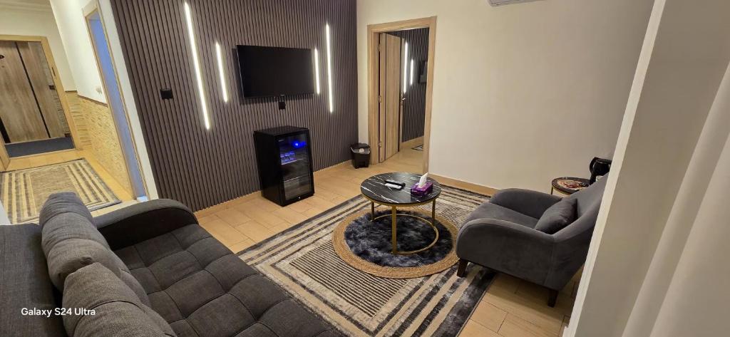 un soggiorno con un divano e un tavolo di Balcony Hotel ad Amman