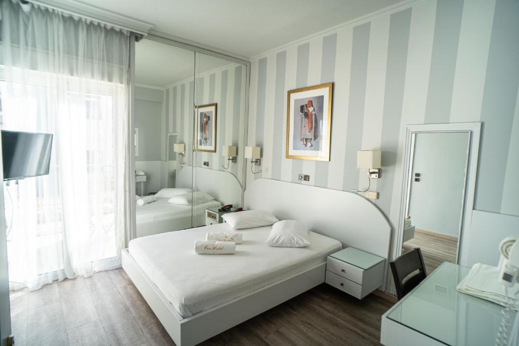 Llit o llits en una habitació de Eva Hotel Piraeus