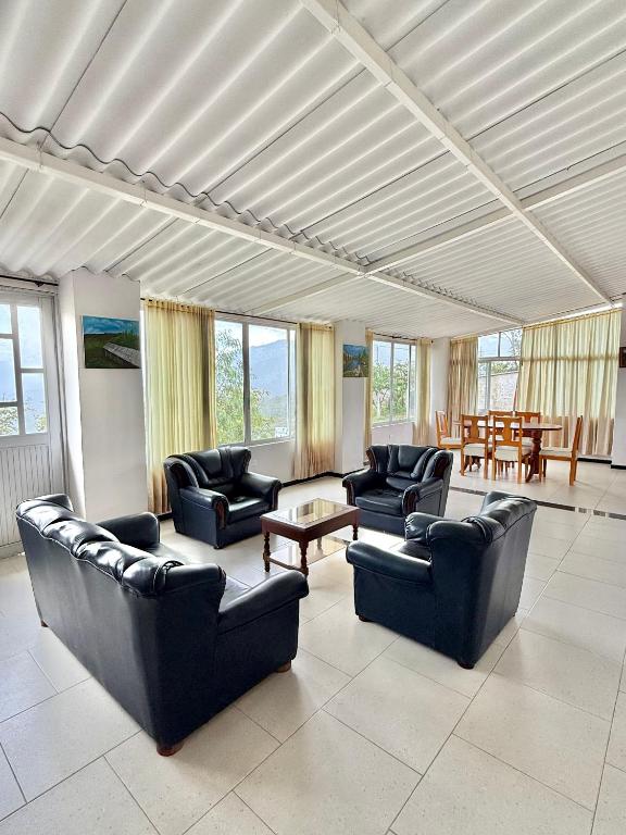 a large living room with couches and a table at Casa Sué Soatá in Soatá