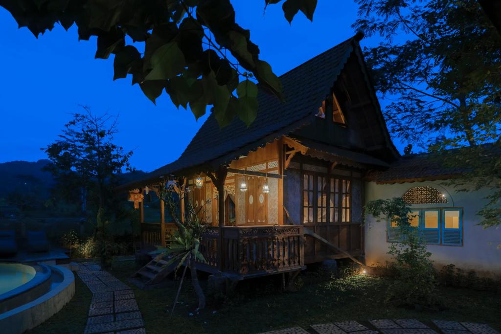 a house with a lit up porch at night at Green vanilla mincung 1 in Silebeng