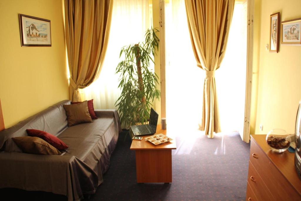 A seating area at Hotel Pula