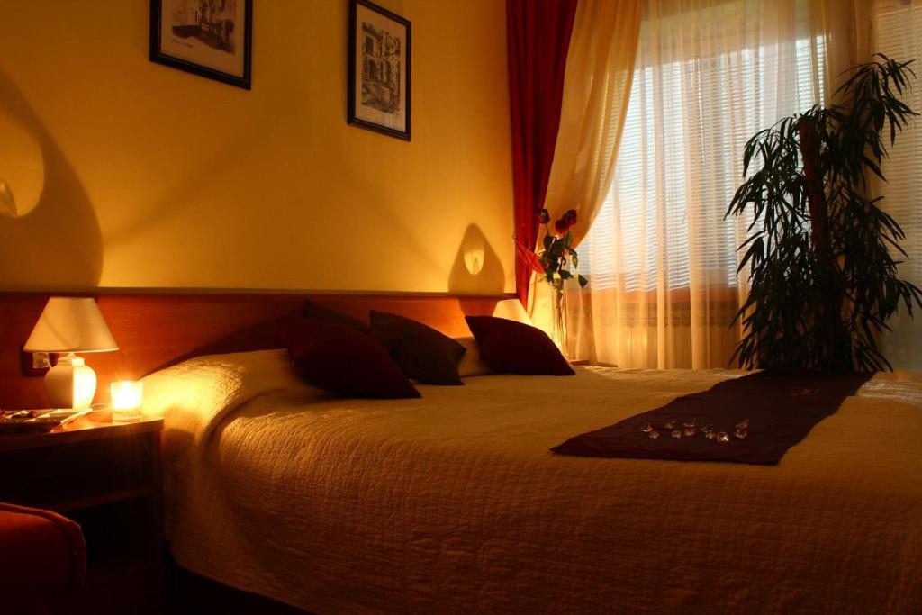 Hotel Pula - غرفة نوم أو غرفتين متزامنة أو متزامنة مع