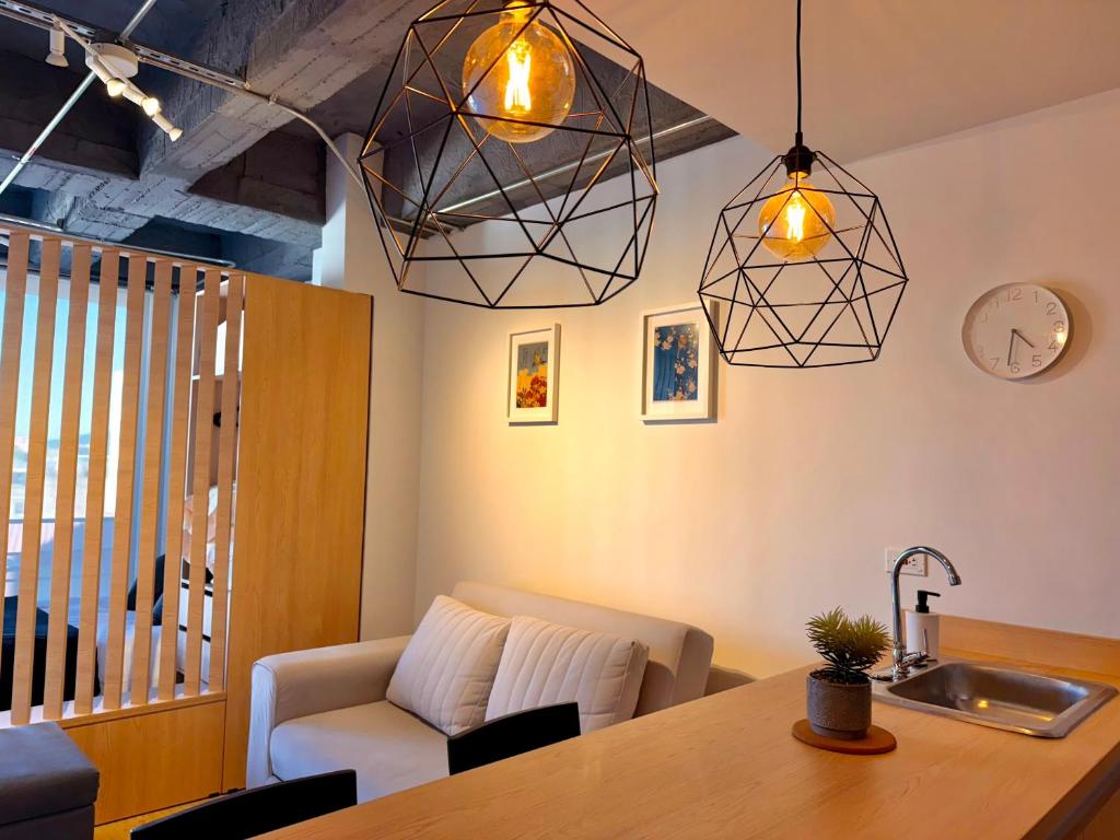 a kitchen and living room with a table and a chair at Elegante Loft Céntrico con Balcón in Sogamoso
