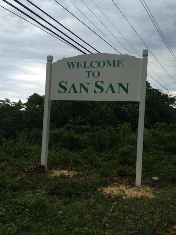 Um sinal que diz bem-vindo a San San. em Tha Lagoon Spot em Port Antonio