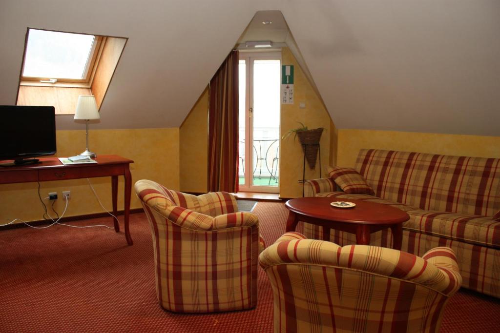 TV a/nebo společenská místnost v ubytování Hotel La Ferronniere