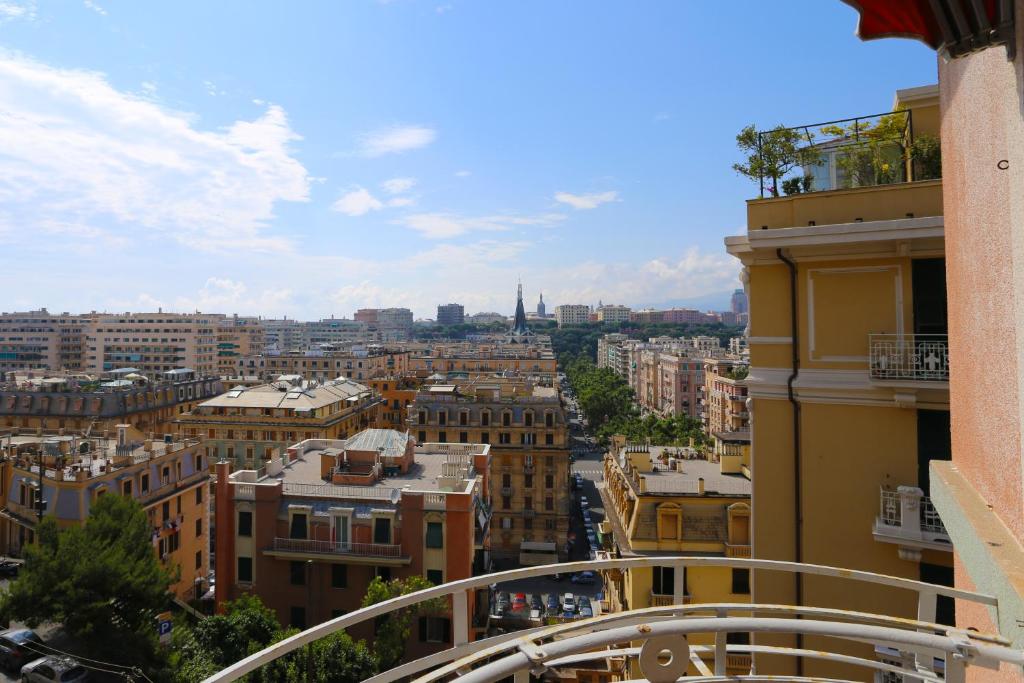 una vista de la ciudad desde el balcón de un edificio en Decana Flexyrent Apartment, en Génova